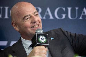 Mundial Femenil Sub 20: Jugadoras de Brasil acariciaron la calva de Infantino tras recibir medallas