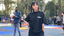 Luisa Salas hace arte en la cancha de baloncesto del Jardín Pushkin