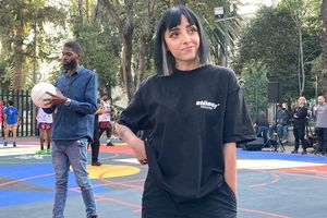 Luisa Salas hace arte en la cancha de baloncesto del Jardín Pushkin
