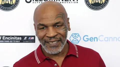 Mike Tyson: Presenció el Patriots vs Dolphins junto a Robert Kraft