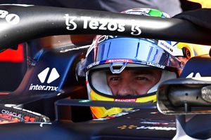 Robert Doornbos, expiloto de Red Bull sobre Checo: "Se nota que no está a gusto"