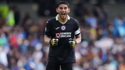 Cruz Azul: Potro Gutiérrez convirtió la peor defensiva del torneo en una muralla de la mano de Corona