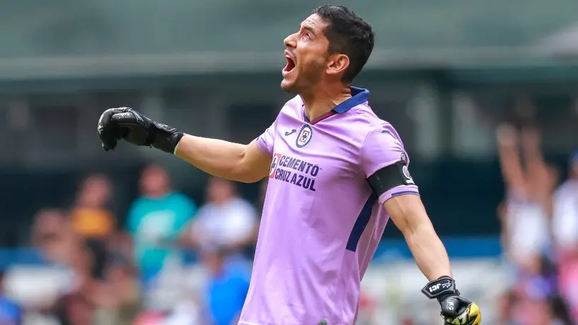 Cruz Azul: Jesús Corona regaló su jersey a la afición en su regreso a la titularidad