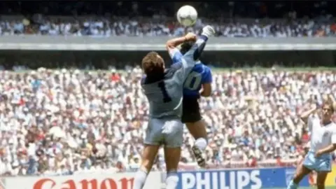 Diego Maradona: Balón de "La Mano de Dios" fue subastado en 2.4 millones de dólares