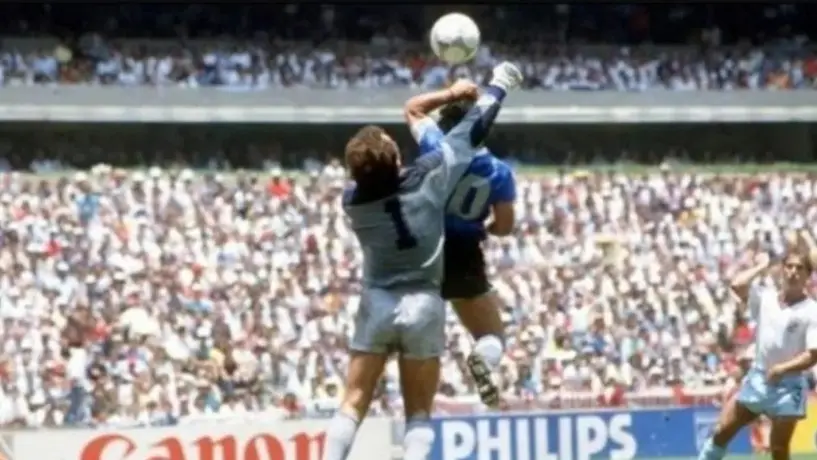Diego Maradona: Balón de "La Mano de Dios" fue subastado en 2.4 millones de dólares