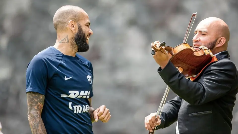 Pumas: Dani Alves celebra el 15 de septiembre cantando "Cielito Lindo"