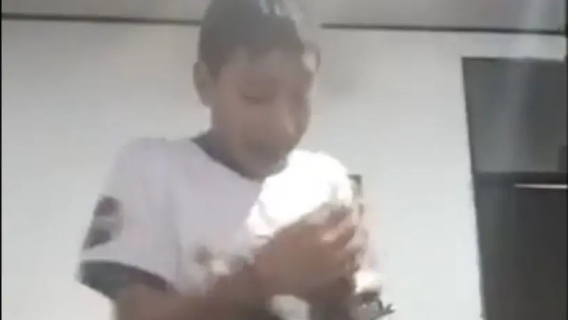 Qatar 2022: Niño tiene explosiva reacción al ver la estampa de Messi para su álbum