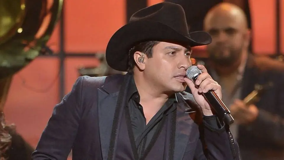 Julión Álvarez es captado borracho durante presentación en Palenque
