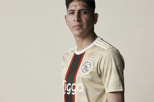 Edson Álvarez, protagonista en presentación del tercer uniforme del Ajax
