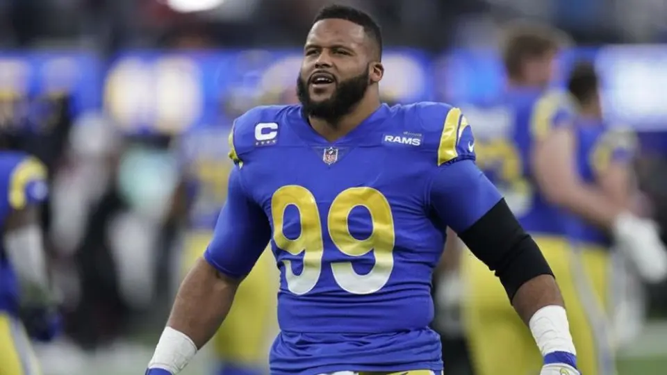 NFL: Aaron Donald enloqueció y le pegó con el casco a dos rivales en práctica