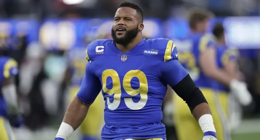 NFL: Aaron Donald enloqueció y le pegó con el casco a dos rivales en práctica