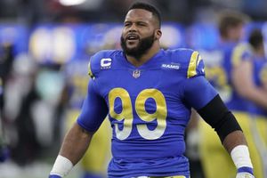 NFL: Aaron Donald enloqueció y le pegó con el casco a dos rivales en práctica