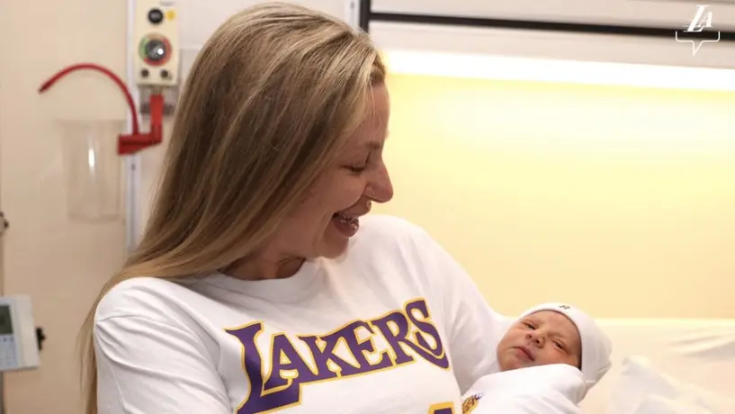 Kobe Bryant: Niños nacen el mismo día que KB y reciben regalos de los Lakers