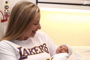 Kobe Bryant: Niños nacen el mismo día que KB y reciben regalos de los Lakers