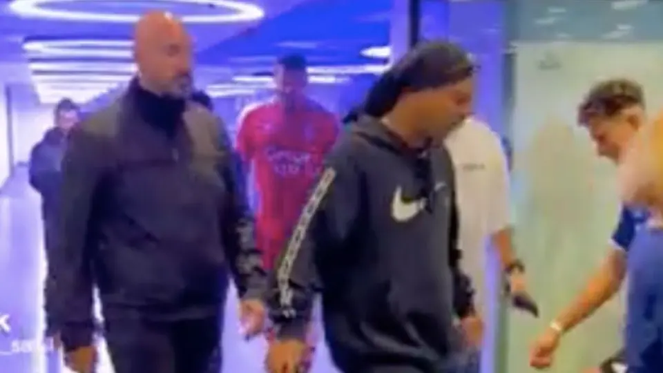 Le hacen túnel a Ronaldinho y el astro brasileño reaccionó mal
