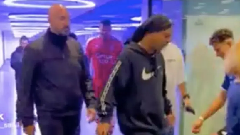 Le hacen túnel a Ronaldinho y el astro brasileño reaccionó mal