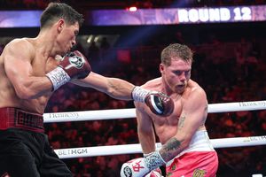 Canelo Álvarez sobre derrota con Bivol: "Simplemente se me acabó el aire"