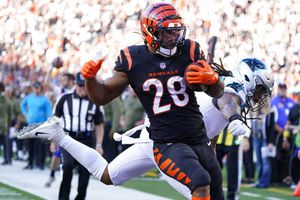 NFL: Joe Mixon comanda victoria de Bengals sobre Panthers con cinco touchdowns