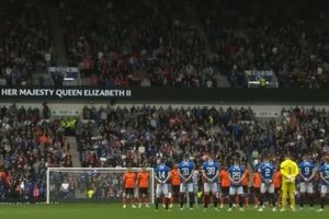 Video: Aficionados del Dundee United abuchearon durante el minuto de silencio por la reina Isabel
