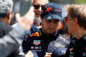 Checo Pérez a Verstappen tras no dejarlo pasar: 'Tiene dos campeonatos gracias a mí'