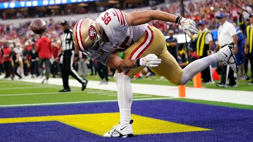 NFL: McCaffrey lanza, atrapa, corre para touchdowns y Niners derrotan a Rams