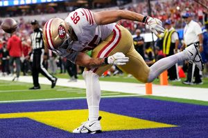 NFL: McCaffrey lanza, atrapa, corre para touchdowns y Niners derrotan a Rams