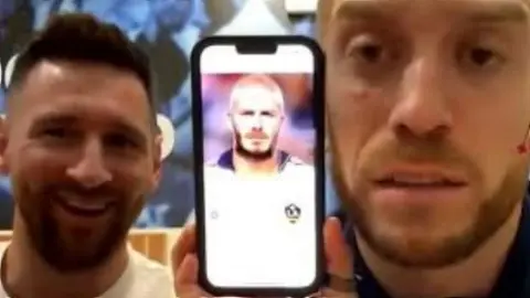 Messi y Agüero se burlan del Papu Gómez por cortarse el pelo como Beckham