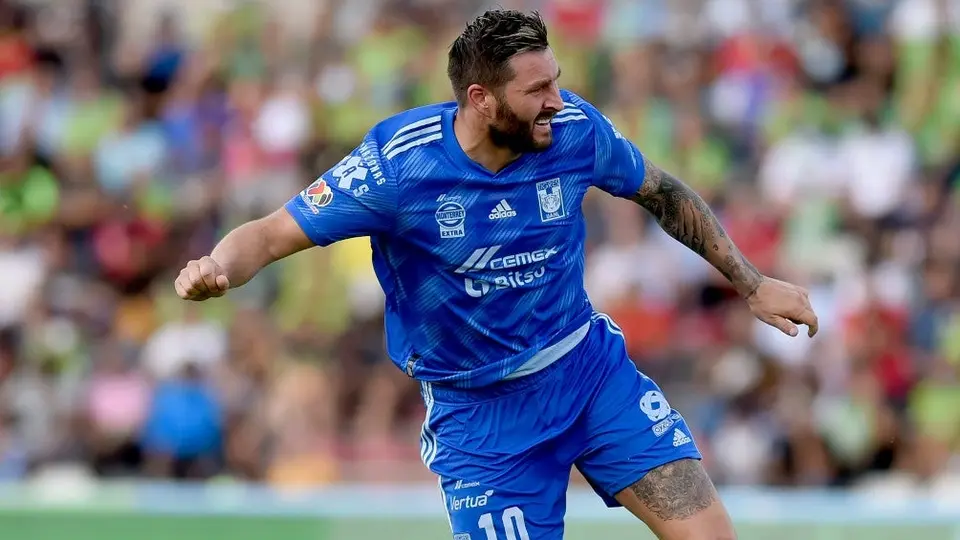 Tigres: Gignac le regaló un jersey a una aficionada de 100 años de edad