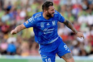 Tigres: Gignac le regaló un jersey a una aficionada de 100 años de edad