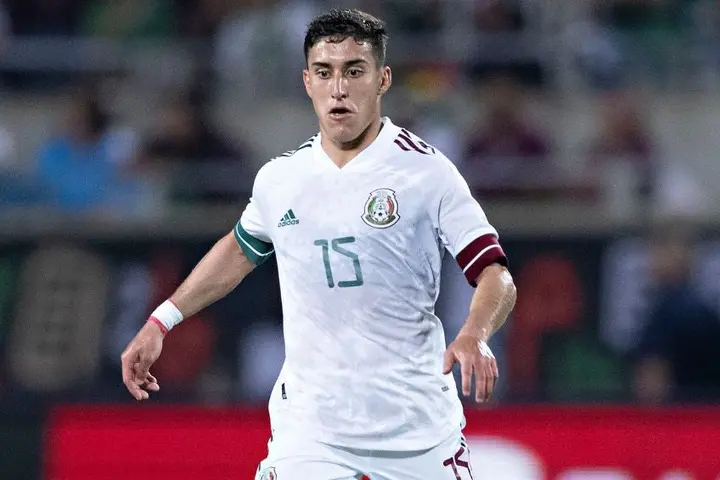 Alejandro Zendejas durante un partido de México