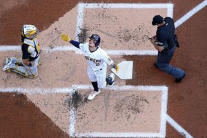 Luis Urías: Décimo cuadrangular del mexicano en derrota de Brewers