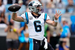 Baker Mayfield, quarterback de los Carolina Panthers, fuera al menos un par de semanas por esguince