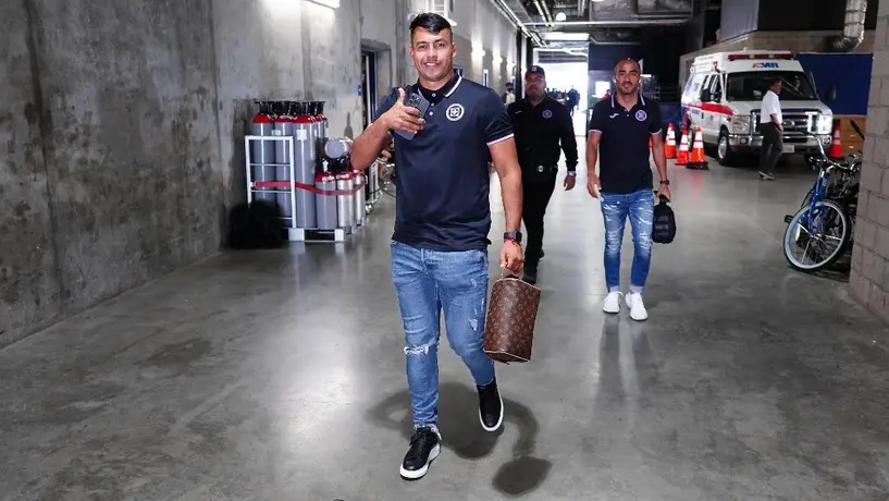 Iván Morales posó con un muñeco de cartón en fotografía con jugadores de Cruz Azul