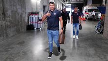 Iván Morales posó con un muñeco de cartón en fotografía con jugadores de Cruz Azul