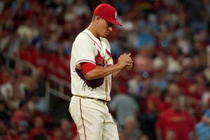Giovanny Gallegos: Sacó los últimos tres outs en el triunfo de Cardinals ante Rockies