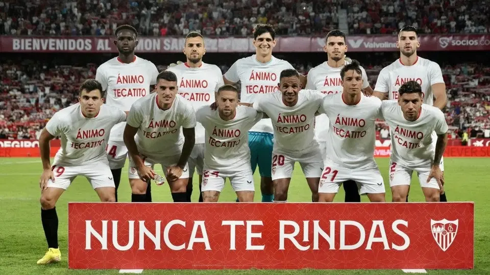 Tecatito Corona: Plantel de Sevilla mandó mensaje de apoyo para el mexicano