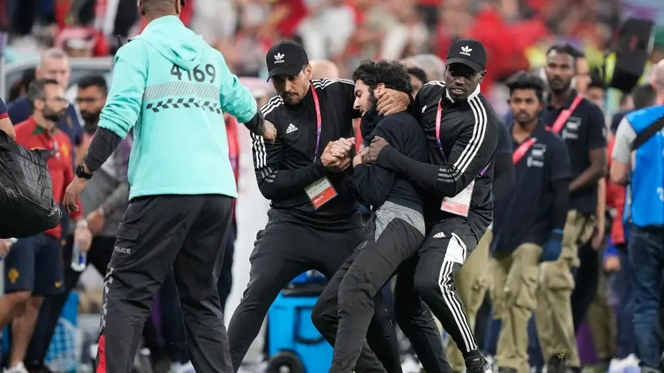 Cristiano Ronaldo: CR7 rechazó a fan que ingresó al campo tras eliminación de Portugal