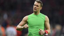 Bayern: Manuel Neuer fue 'tachado' por un taxista de tacaño tras devolverle su cartera