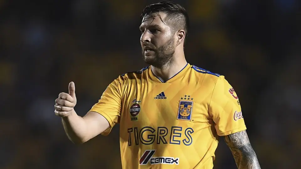Los Tres Tristes Tigres le componen corrido a Andre Pierre Gignac