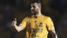 Los Tres Tristes Tigres le componen corrido a Andre Pierre Gignac