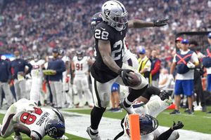 NFL: Las Vegas doblegó a Houston con tres anotaciones de Josh Jacobs