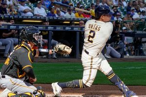Luis Urías: Impulsó carrera en victoria de Brewers ante Pirates