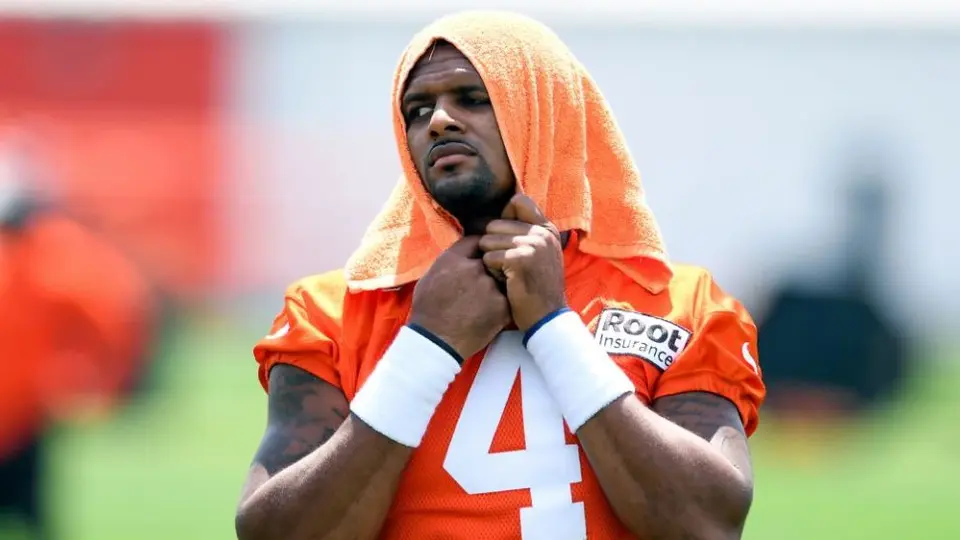 NFL: Jueza determinó que Watson solo podrá recibir masajes con personal del equipo