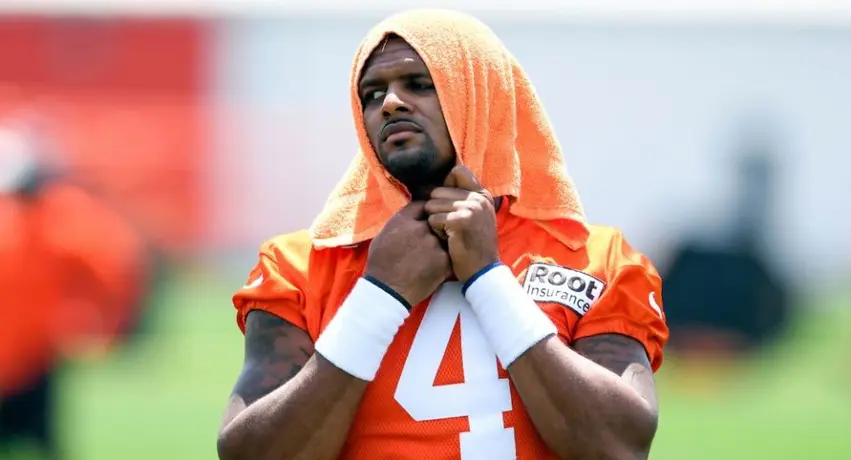 NFL: Jueza determinó que Watson solo podrá recibir masajes con personal del equipo