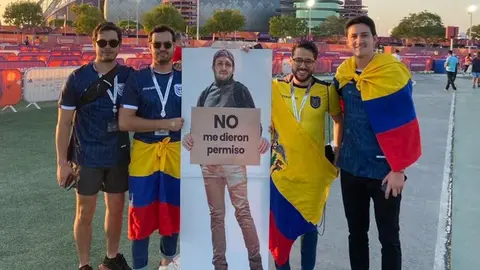 Qatar 2022: Aficionados ecuatorianos llevaron a su amigo impreso en un cartón