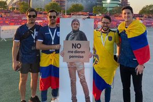 Qatar 2022: Aficionados ecuatorianos llevaron a su amigo impreso en un cartón