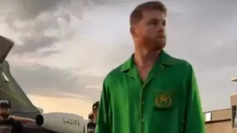 Canelo Álvarez: ¿Cuánto cuesta el lujoso outfit con el que llegó a Las Vegas?