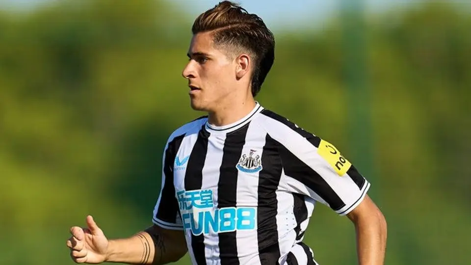 Newcastle: Santi Muñoz anotó golazo de tiro libre en pretemporada de la Sub 21