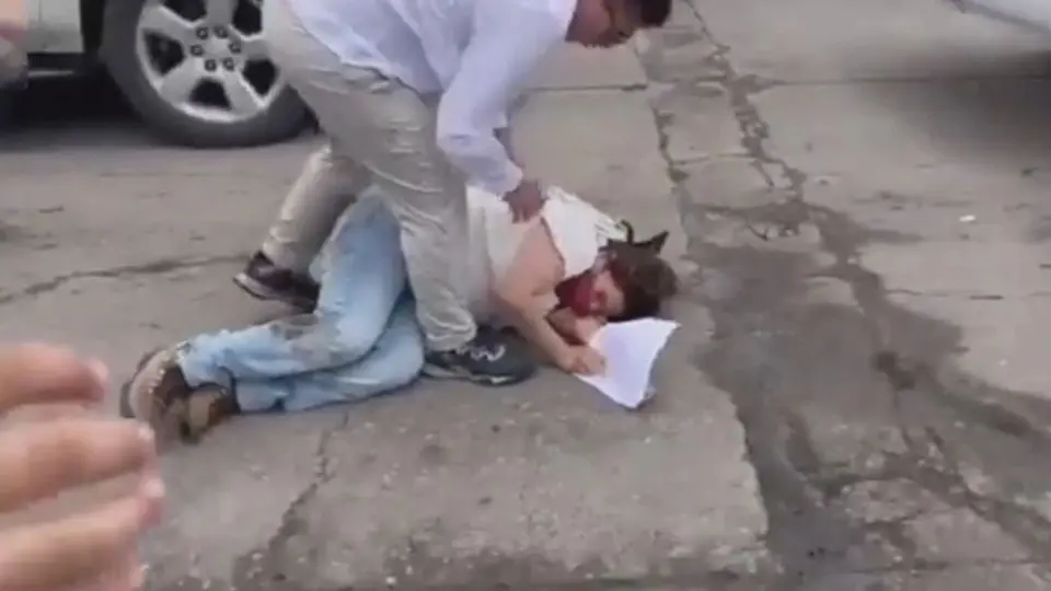 VIDEO: Mujer cae de un costado de la camioneta de AMLO