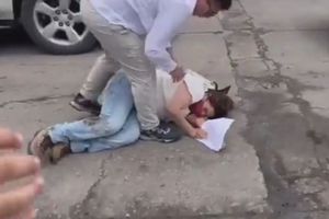 VIDEO: Mujer cae de un costado de la camioneta de AMLO